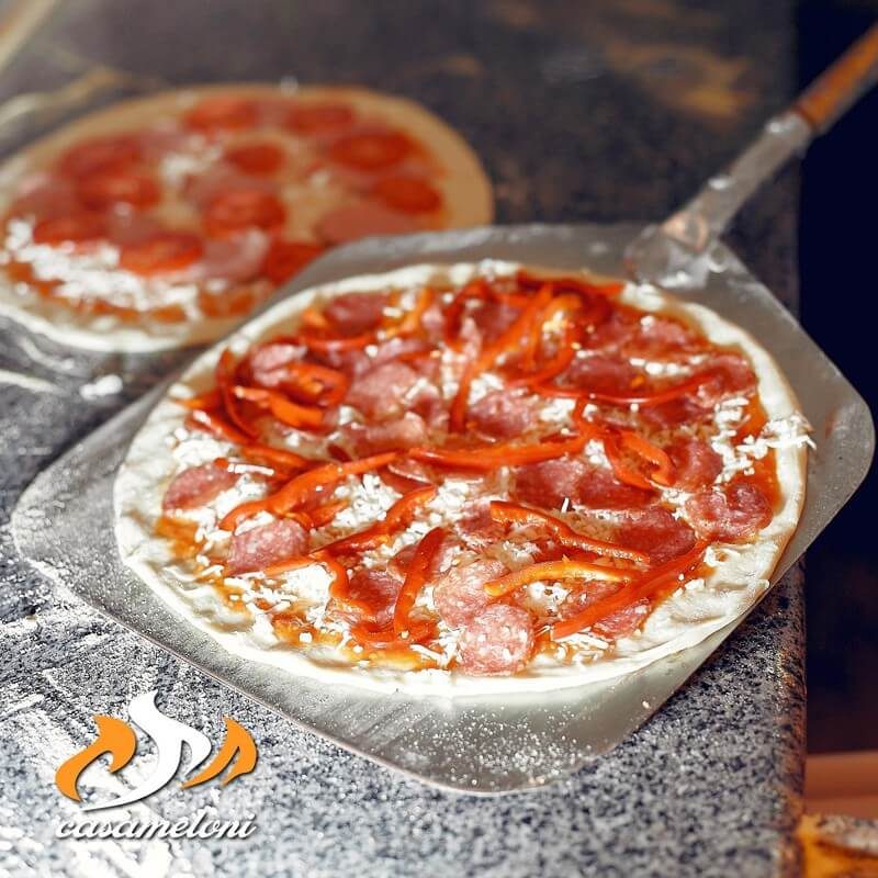 Vieni a provare la nostra Salame e Peperoni… uno dei più classici abbinamenti| Casameloni Pizzeria e BBQ